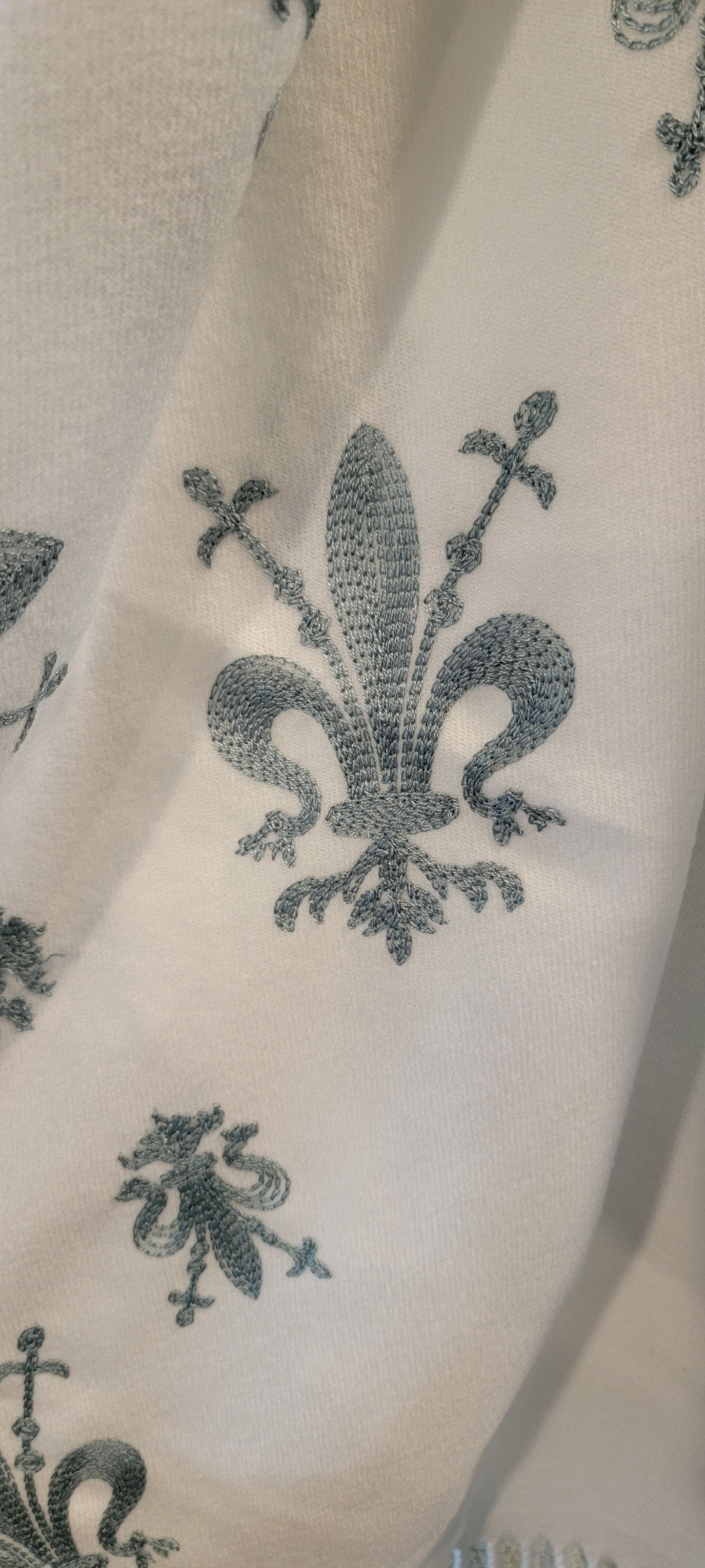 Fleur-de-lis design scarf